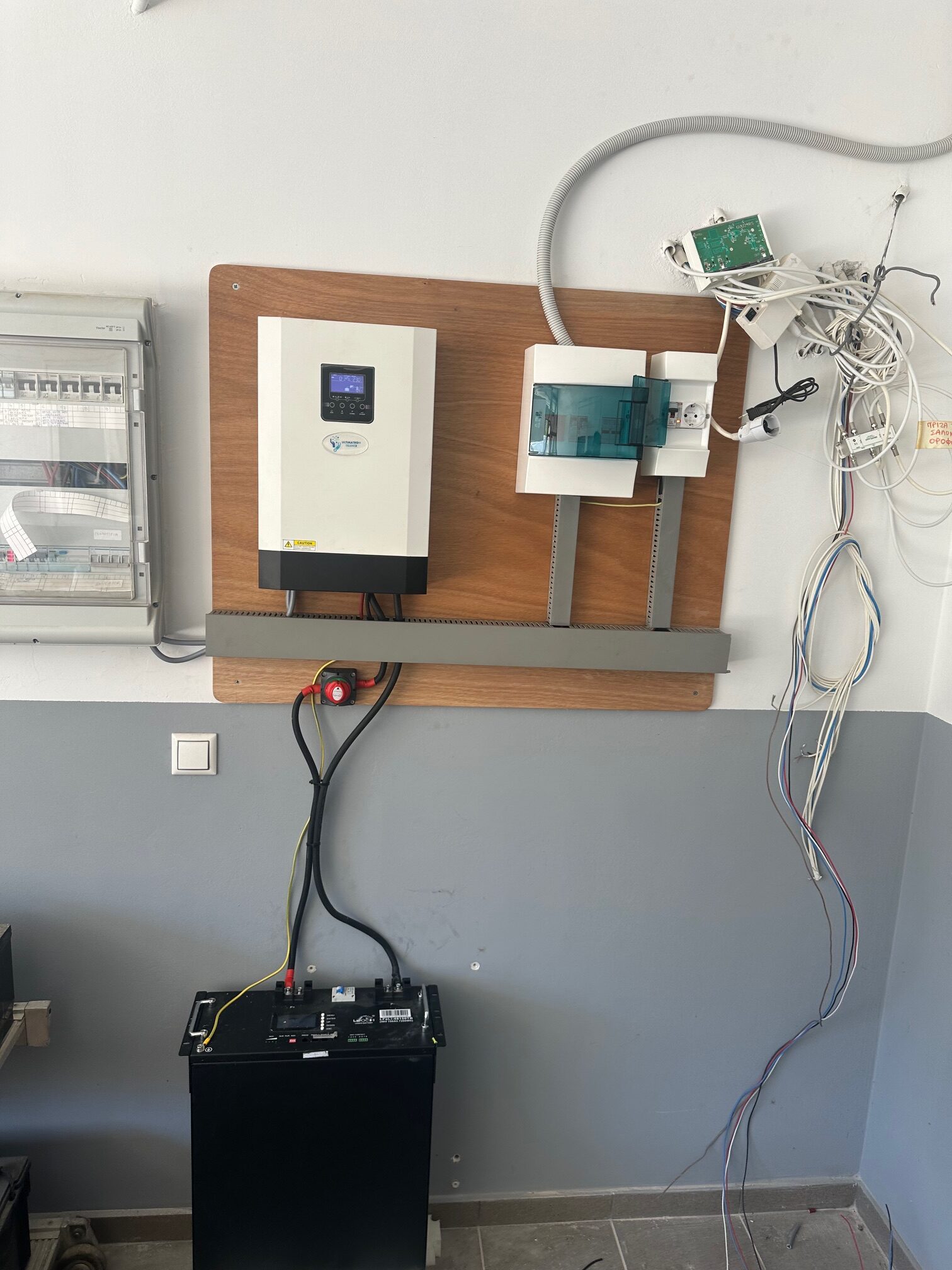 Αυτόνομο οικιακό φωτοβολταικό 3,3 Kwh με μπαταρία 7,2 Kwh 4 Αυτόνομο οικιακό φωτοβολταικό 3,3 Kwh με μπαταρία 7,2 Kwh