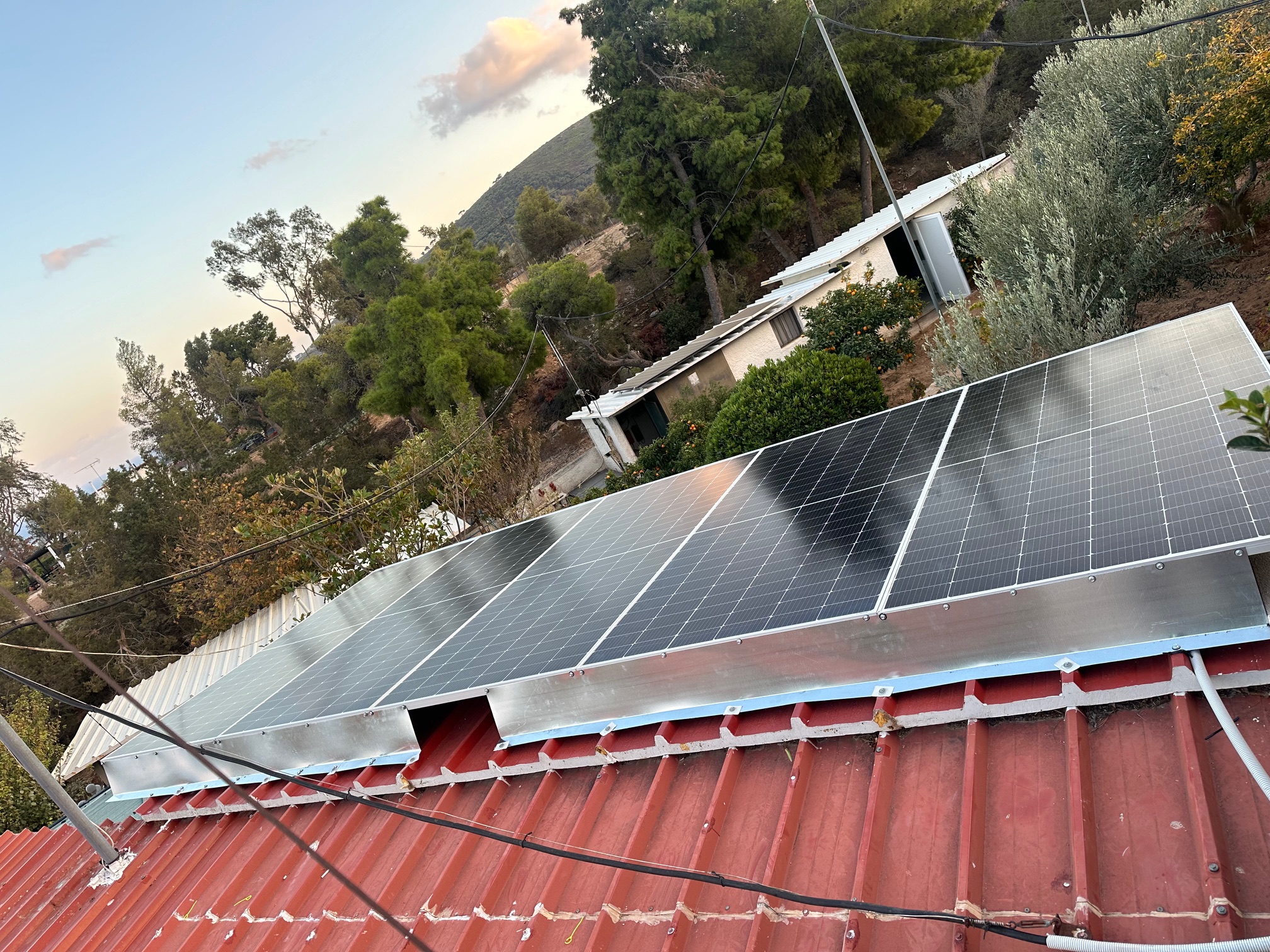 Αυτόνομο οικιακό φωτοβολταικό 5,5 Kwh με μπαταρία 12,5 Kwh 2 Αυτόνομο οικιακό φωτοβολταικό 5,5 Kwh με μπαταρία 12,5 Kwh